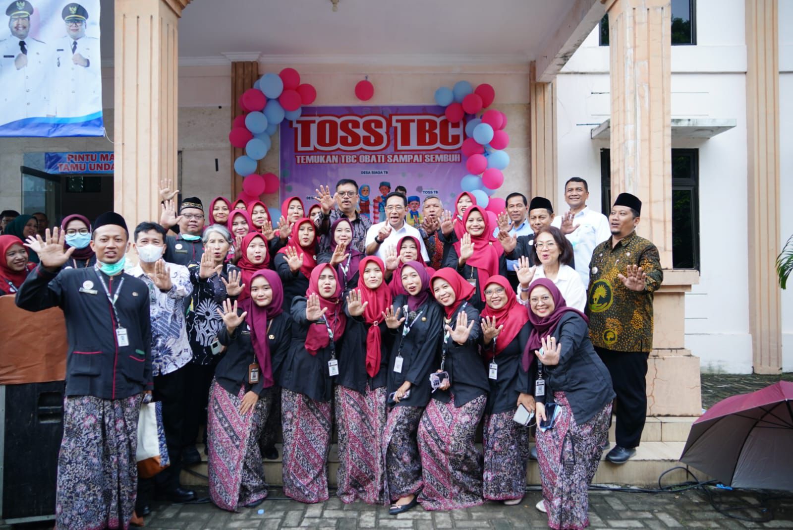 BERSAMA WAKIL MENTERI KESEHATAN RI MELAKUKAN KEGIATAN PENEMUAN KASUS TUBERKULOSIS (TB) MELALUI TRACING TB YANG TERINTEGRASI DENGAN CKG