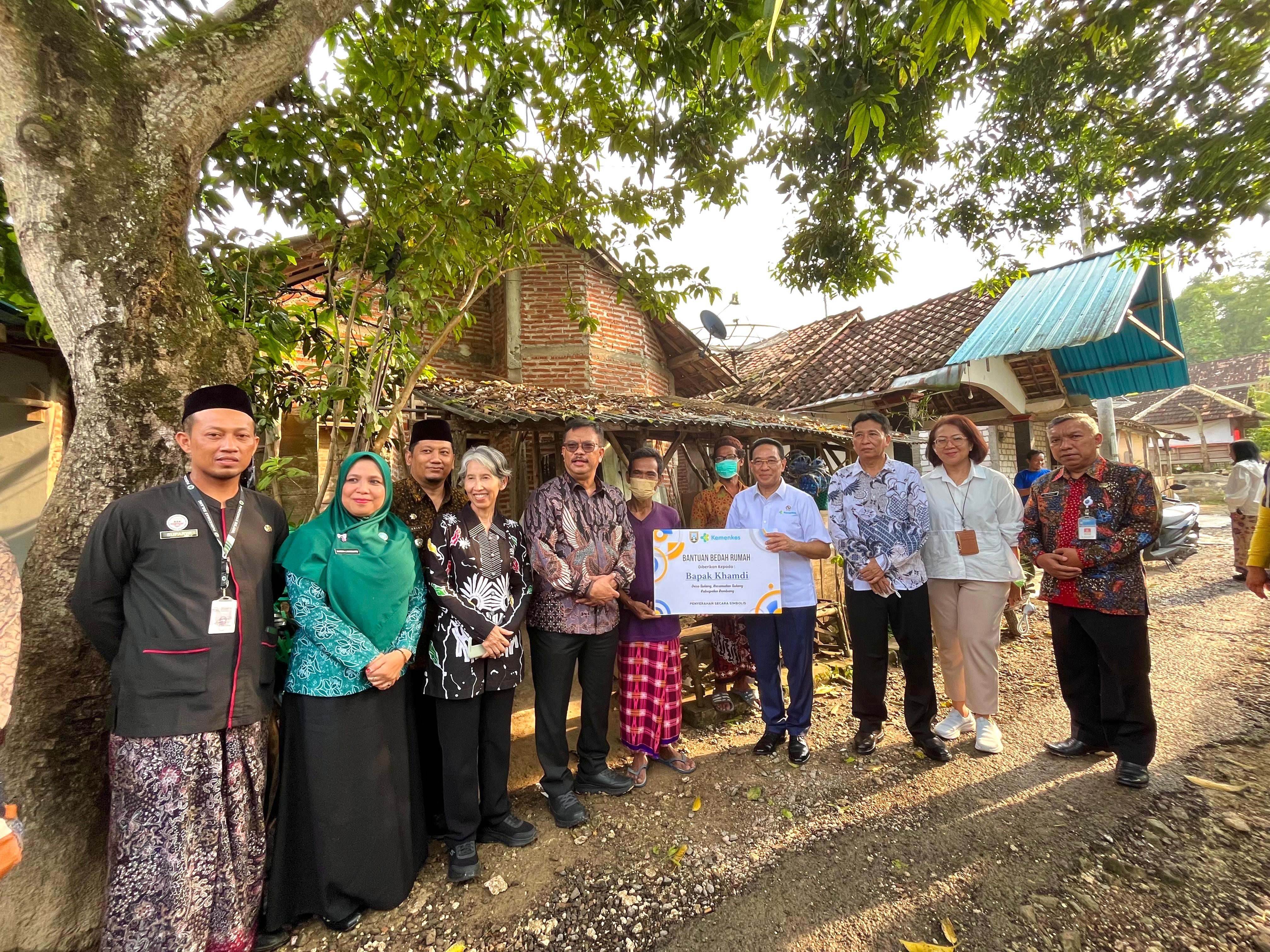 PEMBERIAN BANTUAN BEDAH RUMAH KEPADA PASIEN TB OLEH BAPAK WAKIL MENTERI KESEHATAN RI